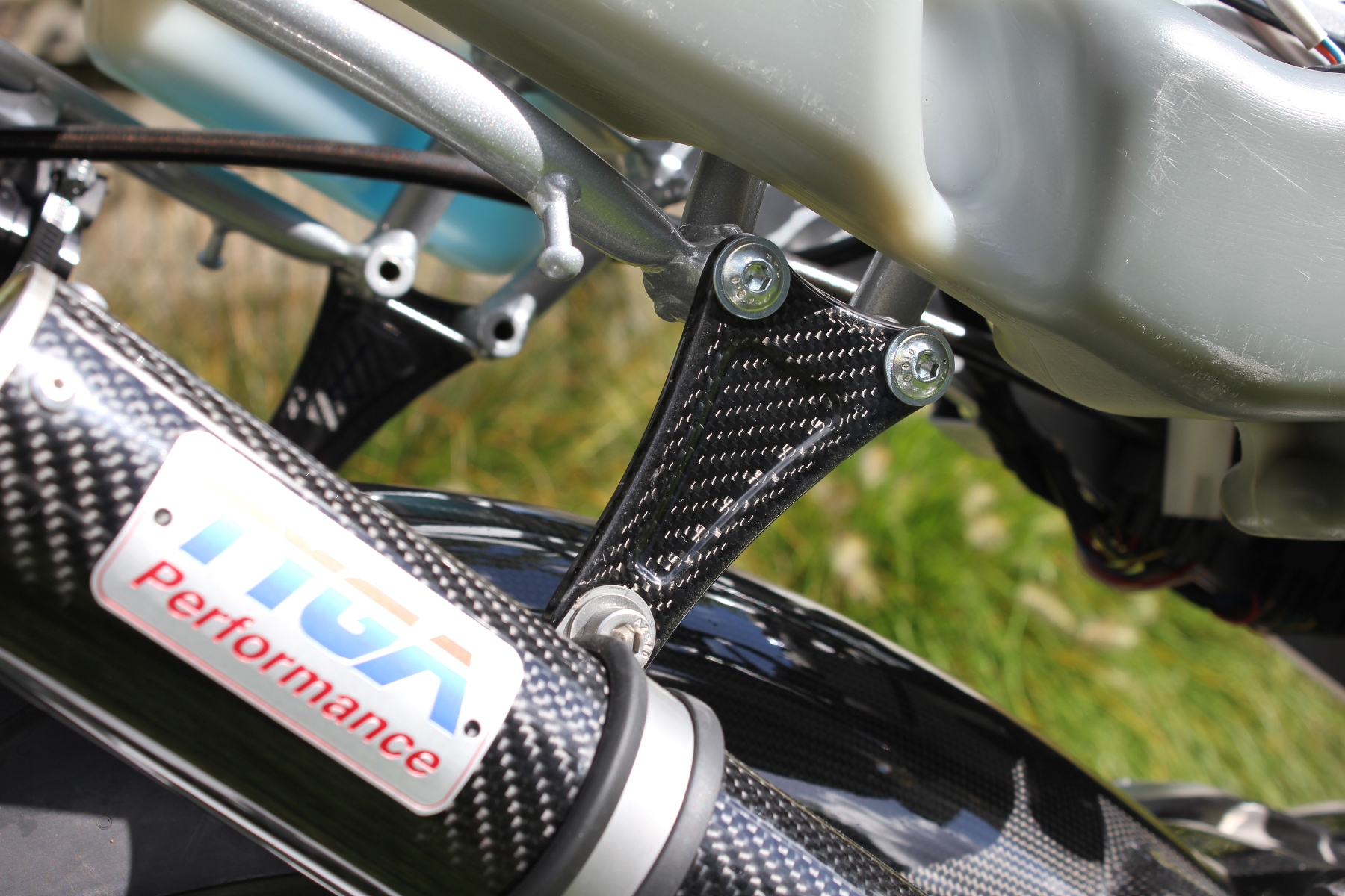 Carbon exhauststay right, Suzuki RGV 250 - Image 3