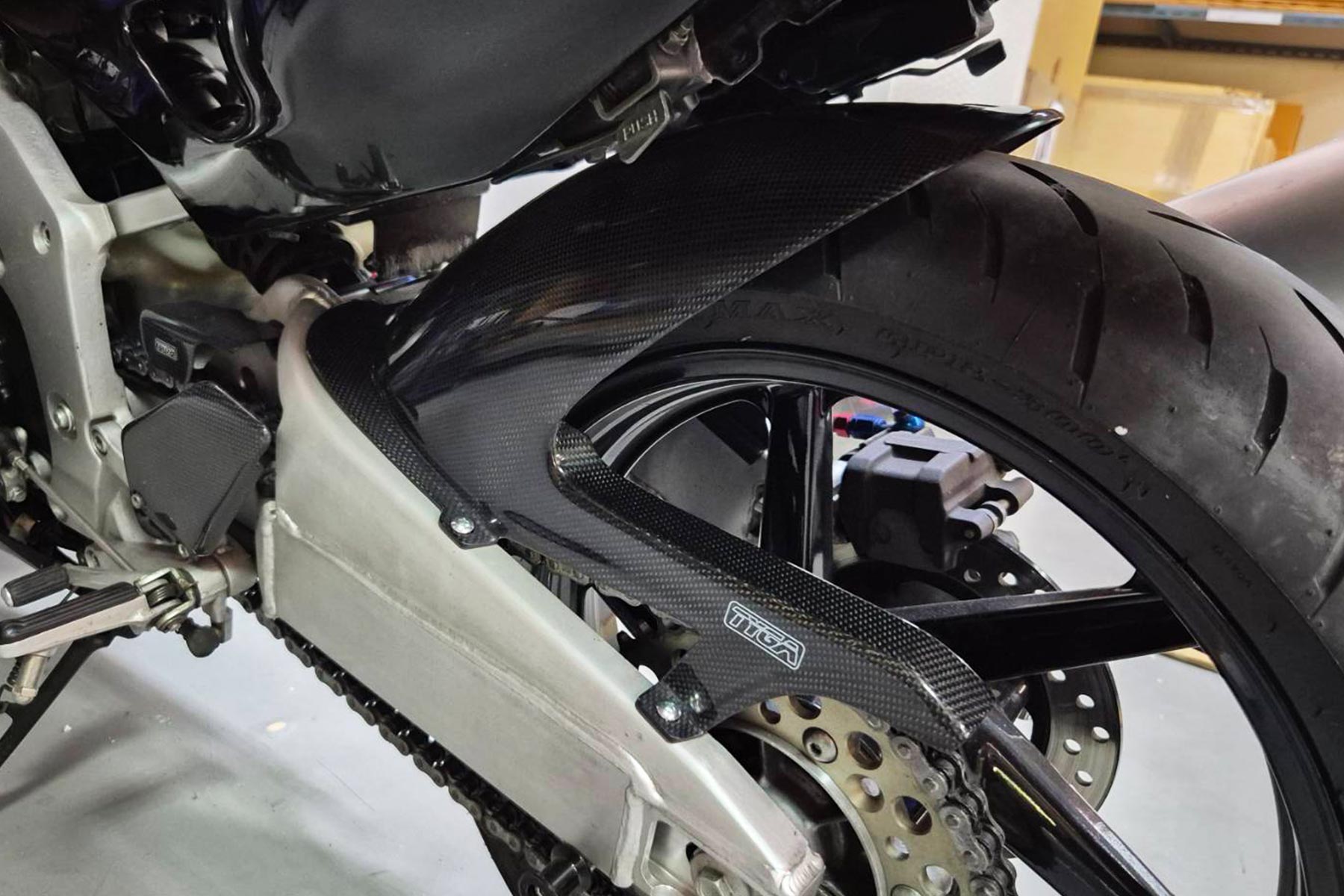 Carbon rear hugger, CBR250RR MC22 - Image 5