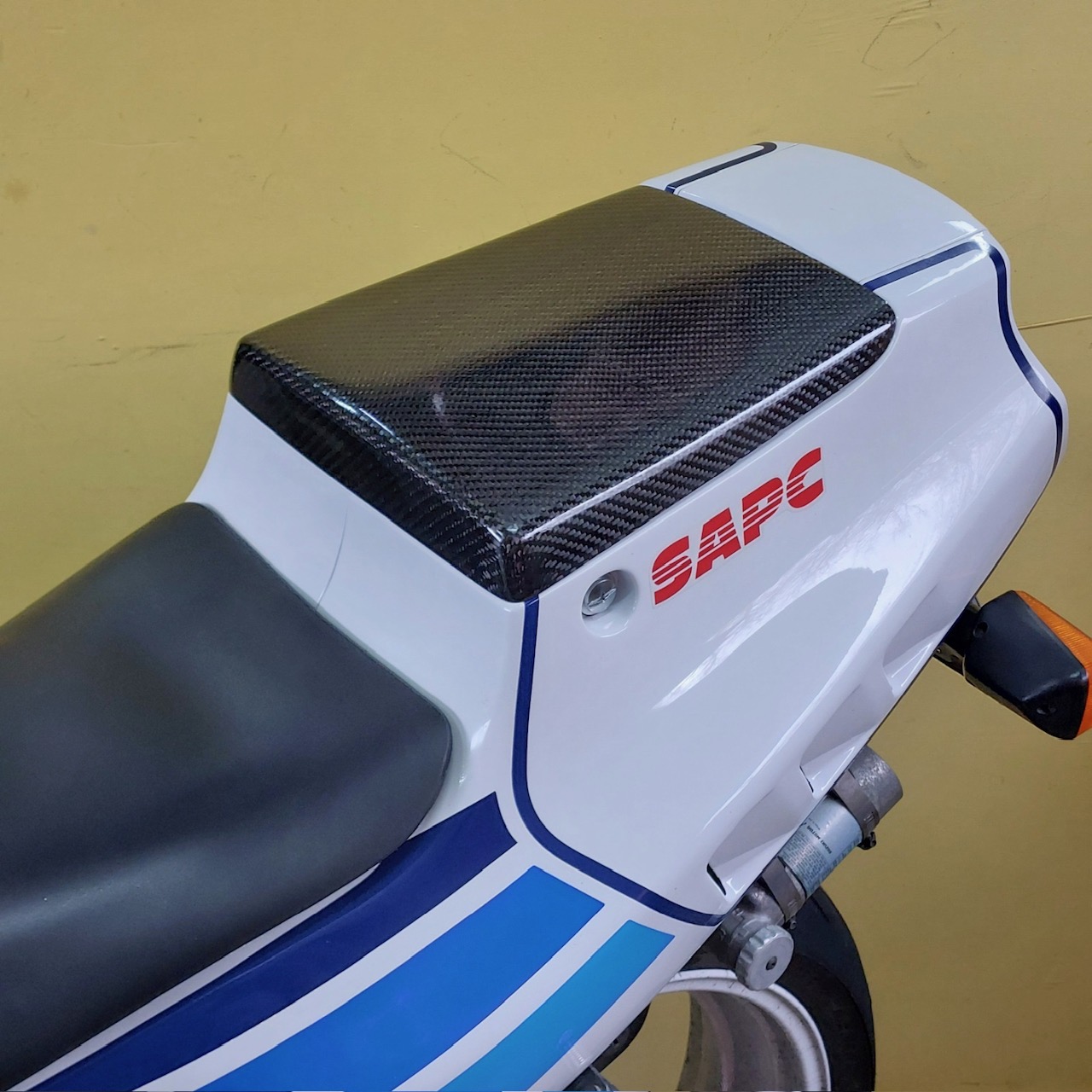 Carbon passenger seat cover 1991, Suzuki RGV250 VJ22 - Image 2